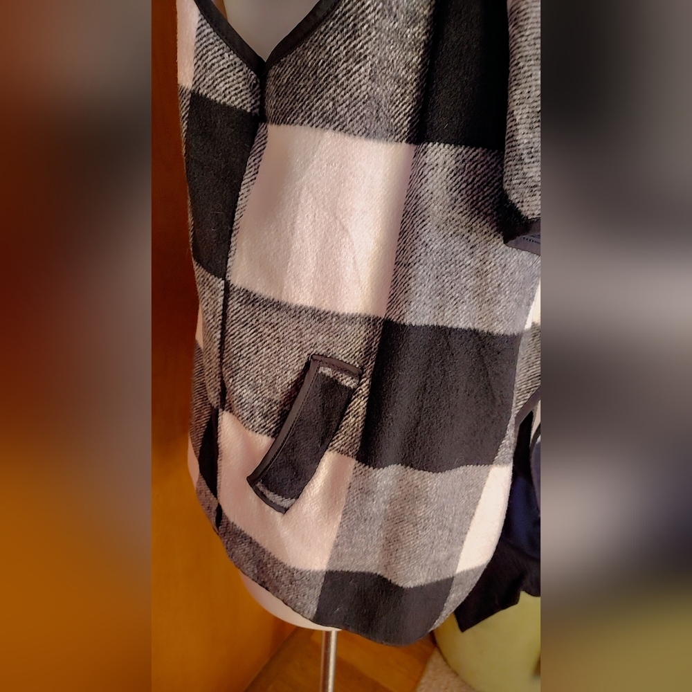 NWT Black & White Plaid Lightweight Vest β One Size Fits Most π€ - Picture 6 of 9